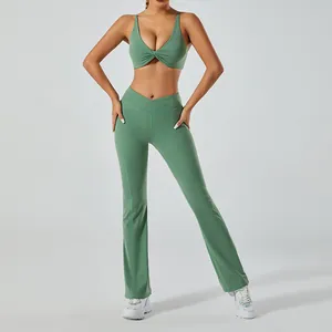 Vue complète de l'ensemble de yoga vert avec brassière de sport et legging évasé en V