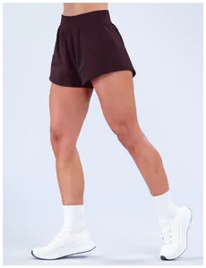 Hoch taillierte, schnell trocknende braune Sport-Shorts für Damen zum Laufen und Fitness.