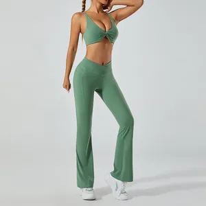 Vue détaillée de l'ensemble de yoga vert avec haut torsadé et pantalon évasé.