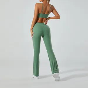 Vue arrière d'un pantalon de yoga évasé et brassière montrant la coupe et la texture