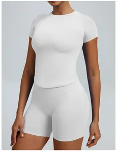 Witte naadloze yoga set met top met korte mouwen en nauwsluitende short in detail