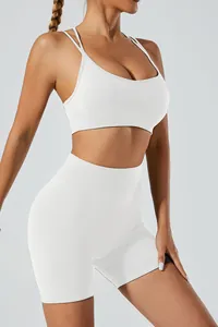 Detailopname van wit naadloos yoga-set met sportbeha en korte broek met hoge taille