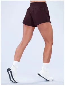 Rückansicht brauner Yoga-Shorts mit hoher Taille an Model für Fitness und Laufen.