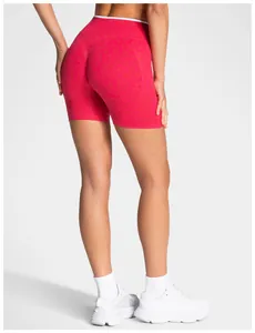 Detail der Rückansicht von nahtlosen Yoga-Shorts mit Leopardenmuster und Textur