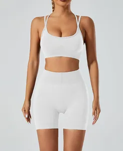 Detailopname van witte naadloze sport-beha en yoga-short met hoge taille voor fitness