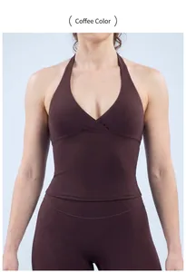 Détail de face d'un gilet de yoga marron café à licou avec un design ajusté à col en V