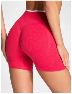 Detailansicht der rosa Leoparden-Yoga-Shorts mit nahtloser Textur und Pfirsich-Lift-Effekt