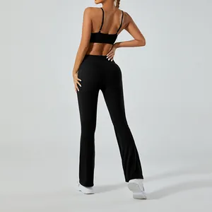 Vue arrière d'un ensemble de yoga noir avec pantalon évasé et brassière de sport