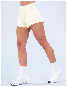 Pantaloncini da yoga giallo chiaro a asciugatura rapida su modella per fitness e corsa