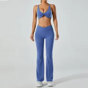 Vue détaillée de l'ensemble de yoga bleu pour femmes avec brassière et pantalon évasé