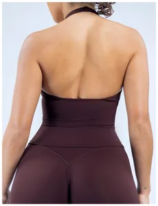 Vista posterior de un top de yoga con cuello halter y leggings en color marrón oscuro