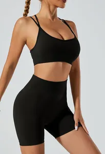 Detailweergave van de naadloze zwarte yogaset met sportbeha en korte sportbroek