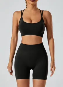 Vooraanzicht van zwarte naadloze yogaset inclusief push-up bh en hoge taille shorts
