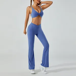 Ensemble de yoga bleu brossé avec brassière torsadée et legging évasé taille haute