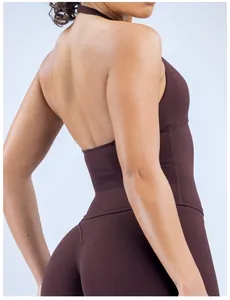 Vista trasera detallada de top yoga halter marrón chocolate con diseño de espalda abierta