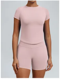 Detailweergave van de roze naadloze yogaset met top met ronde hals en short