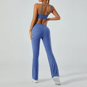 Vue arrière d'un ensemble de yoga bleu brossé avec un legging évasé à taille haute, souple.