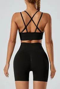 Achteraanzicht van de zwarte naadloze sport-bh en yoga-short met hoge taille set