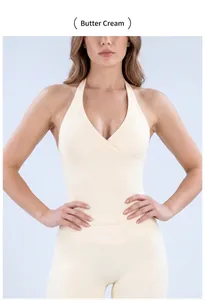 Vue rapprochée du haut de yoga dos nu jaune crème avec un design élégant à col en V