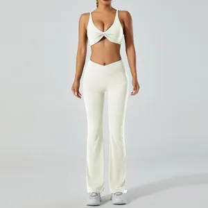 Vue de face ensemble de yoga avec brassière torsadée et pantalon évasé doux