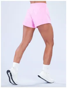 Vista posteriore pantaloncini da yoga rosa da donna vestibilità comoda per corsa