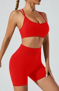 Detail van een rood naadloos yoga-setje met sportbeha en korte broek met hoge taille