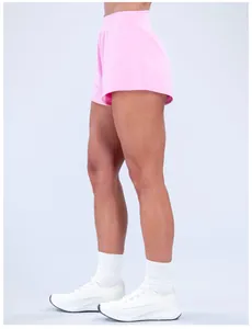 Vista dettagliata dei pantaloncini da yoga rosa a vita alta ad asciugatura rapida fitness