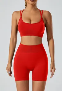 Gedetailleerde weergave van een rode naadloze yogaset met korte broek en sportbeha