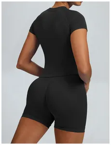 Achteraanzicht detail van naadloze zwarte yoga set met korte mouwen top en strakke short