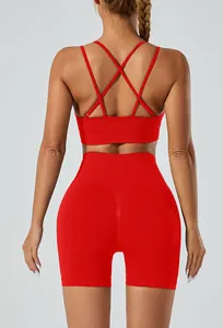 Achteraanzicht van naadloze rode yogaset met cross-strap bh en shorts met hoge taille