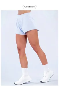 Dettaglio degli shorts da yoga blu nuvola con taglio laterale e vita alta