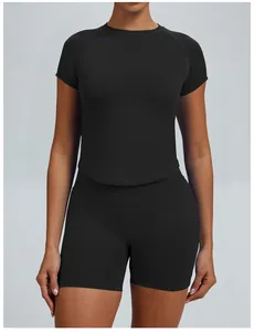 Detail van naadloze zwarte yogaset met nauwsluitende top en korte broek met hoge taille.