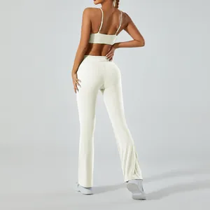 Vue arrière détaillée d'un ensemble de yoga crème pour femmes avec pantalon évasé