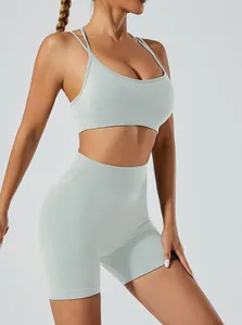 Detailweergave van de naadloze sportbeha en de yoga-shortset met hoge taille in mintgroen