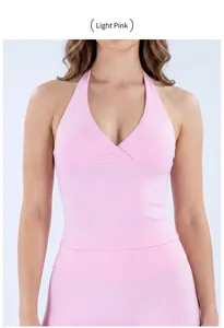 Vue détaillée du débardeur de yoga licou rose clair avec décolleté en V et texture