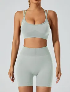Naadloze yogaset in saliegroen met push-up sportbeha en korte broek met hoge taille