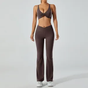 Vue détaillée de l'ensemble de yoga marron avec soutien-gorge torsadé et pantalon évasé