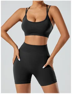 Détail d'un short de yoga noir sans couture et d'un soutien-gorge de sport