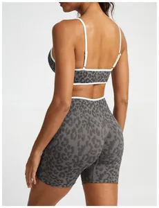 Vue arrière détaillée d'un ensemble de yoga sans couture léopard gris avec brassière et short.