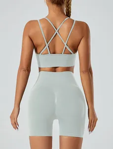 Achteraanzicht van naadloze saliegroene yogaset met strappy bh en korte broek