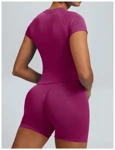 Achteraanzicht van de magenta naadloze yogaset die de slanke pasvorm op het model toont