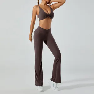 Détails d'un ensemble de yoga marron avec brassière torsadée et legging évasé