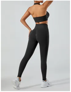 Vista dettagliata dei leggings da yoga neri a vita alta con design push-up pesca