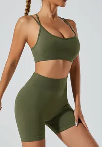 Detail van naadloze olijfgroene yogaset met high-waist shorts en push-up sportbeha.