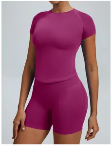 Detailweergave van de fuchsia naadloze yogaset met shirt met korte mouwen en fitness shorts