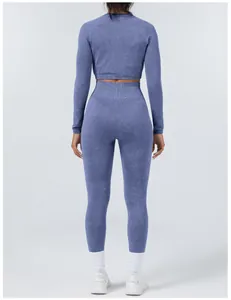 Rückansicht eines nahtlosen Yoga-Sets in Acid-Wash-Optik mit Langarm-Oberteil und Leggings