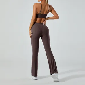 Vue de dos ensemble de yoga marron avec brassière sport et legging évasé femme.