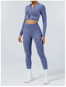 Detailansicht des nahtlosen blauen Yoga-Sets für Damen im Acid-Wash-Design mit Passform