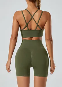 Achteraanzicht naadloze olijfgroene yogaset met sportbeha met kruislingse rug
