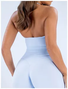 Detalle de espalda de un chaleco de yoga cepillado azul claro con diseño ajustado